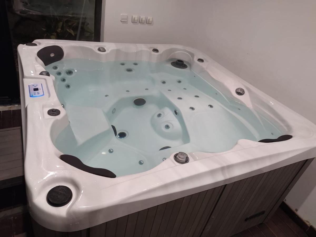 Casa Ceca De La Playa Y Barcelona, Con Piscina Climatizada Y Jacuzzi Villa Vallromanes Eksteriør billede